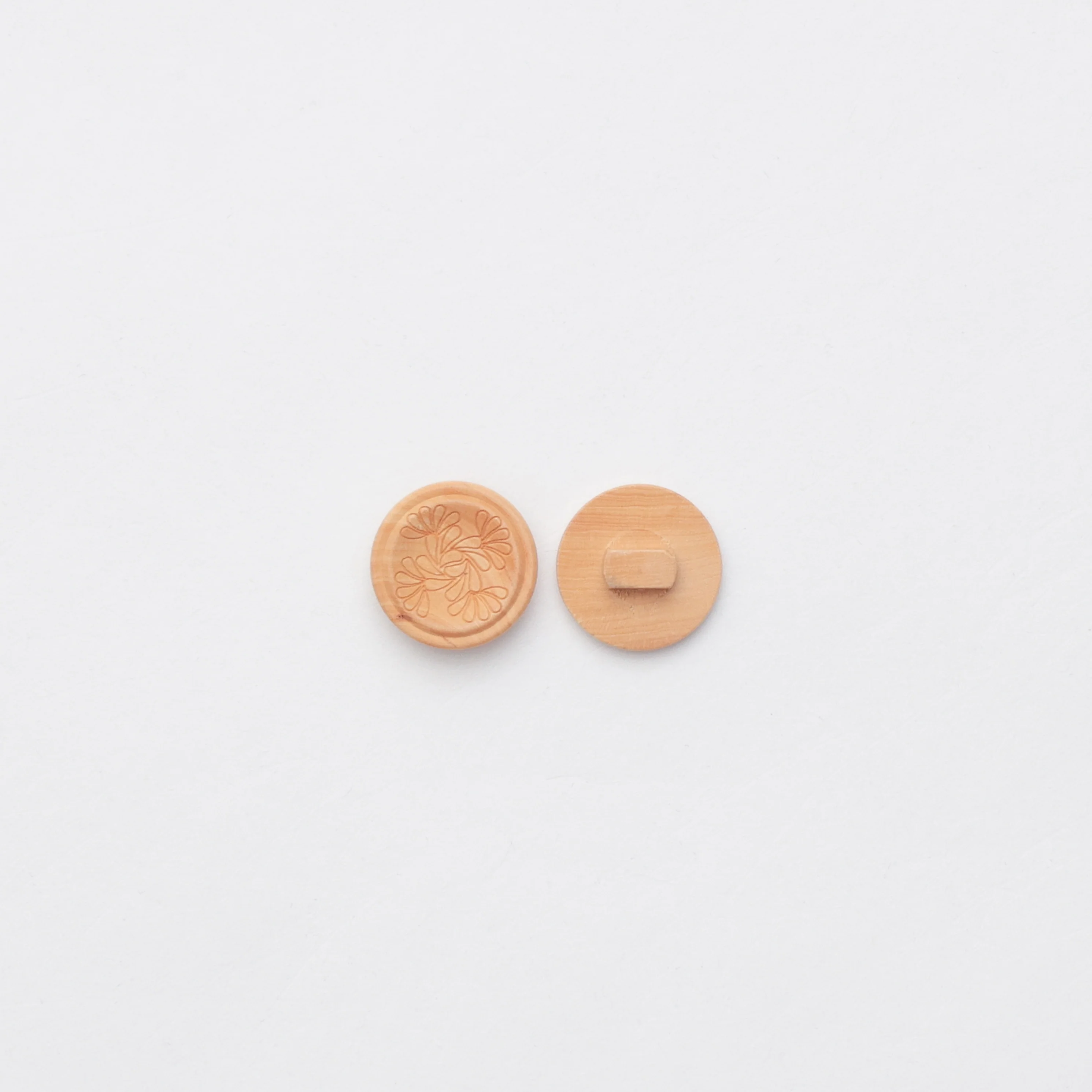 Elan - Shank Button - 20mm - Floral - Natural - Image 2