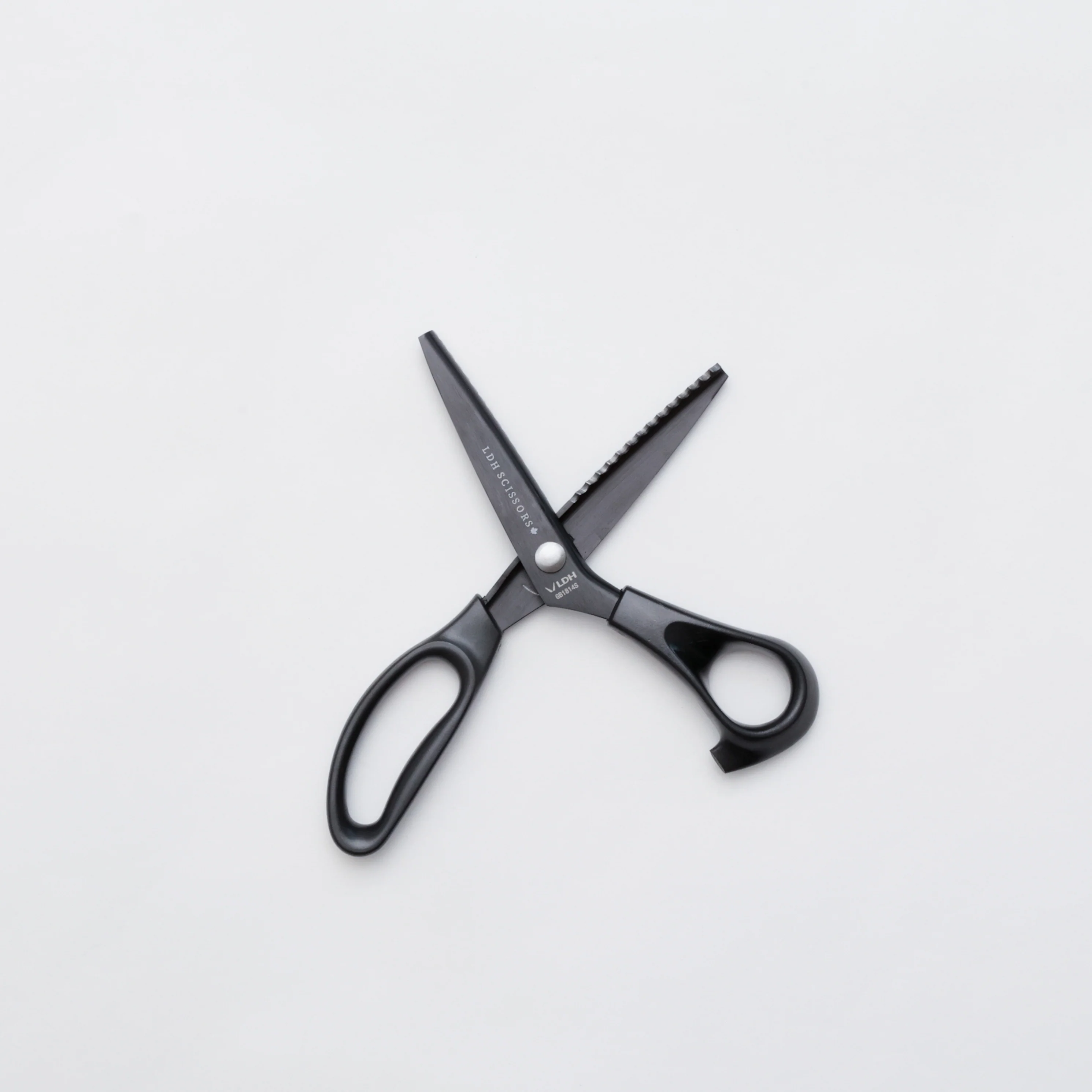 LDH - Scalloped Pinking Shears - Lightweight - Midnight Edition - Image 4