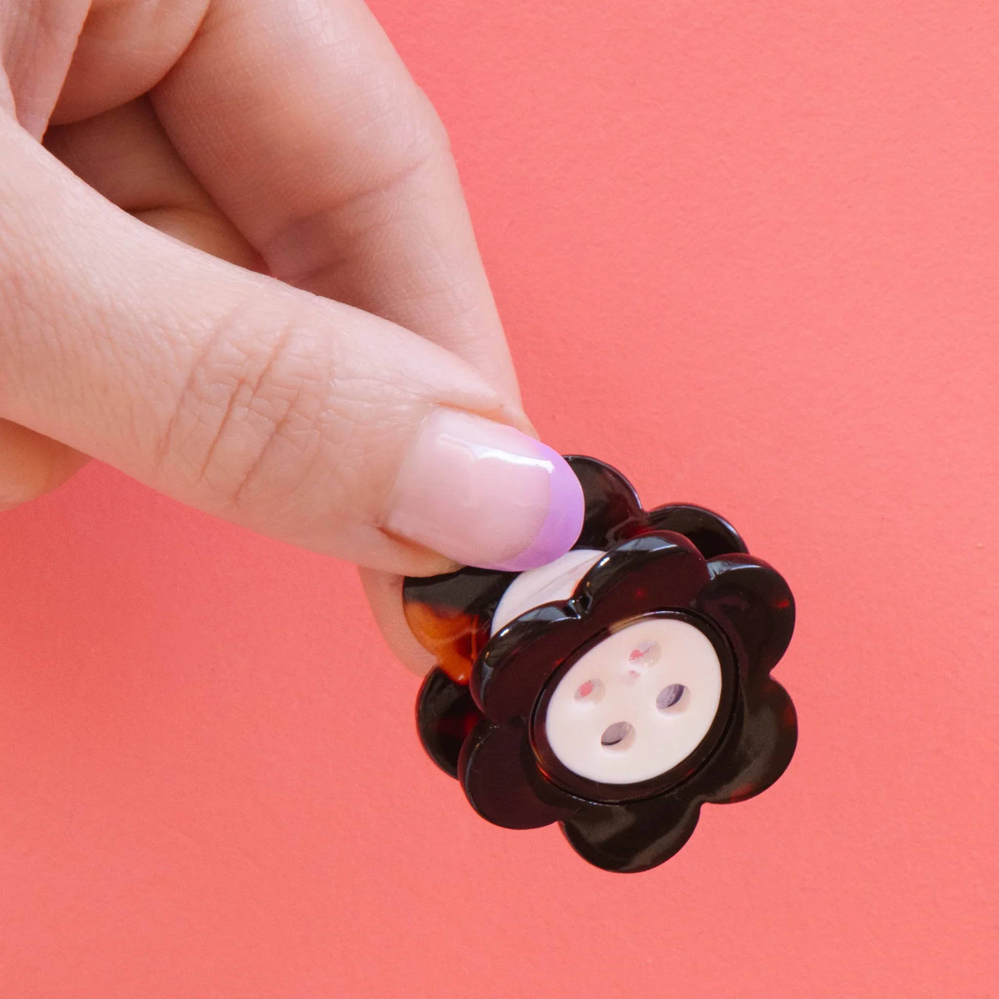 Sarah Hearts - Mini Hair Claw Clip - Daisy Button Tortoise Shell - Image 2
