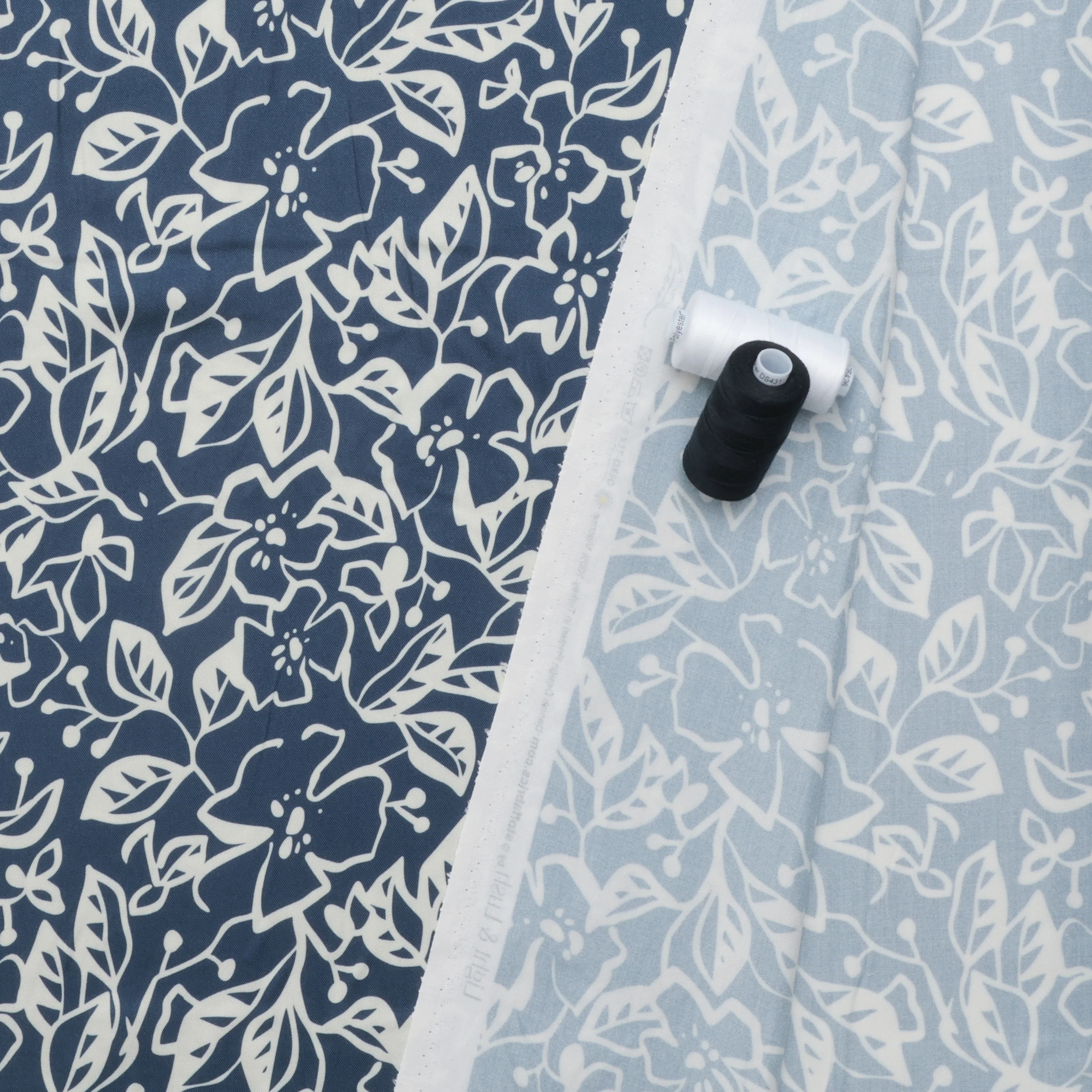 Stof - Viscose - Light and Lush Twill - Cream Flowers - Navy - Image 3